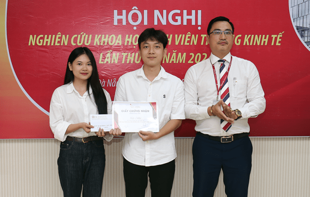 Hiệu trưởng Trường Kinh Tế - Đại học Duy Tân trao giải cho sinh viên